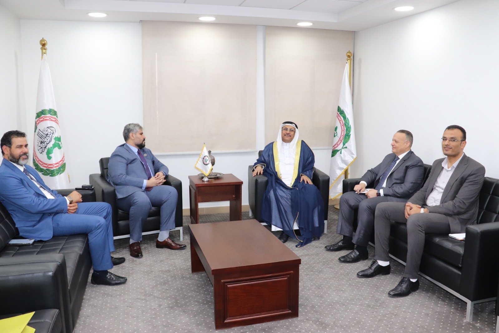 رئيس البرلمان العربي يدعو الفرقاء الليبيين إلى سرعة التوافق الوطني حول الانتخابات الرئاسية والتشريعية رئيس البرلمان العربي يدعو الفرقاء الليبيين إلى سرعة التوافق الوطني حول الانتخابات الرئاسية والتشريعية