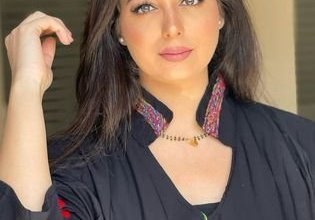 في أحدث ظهور لها.. .هبة مجدي بفستان اسود وميكاب بسيط