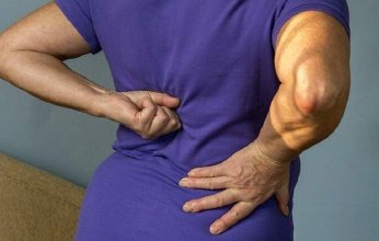 طبيب يكشف أولى علامات هشاشة العظام.. تعرف عليها