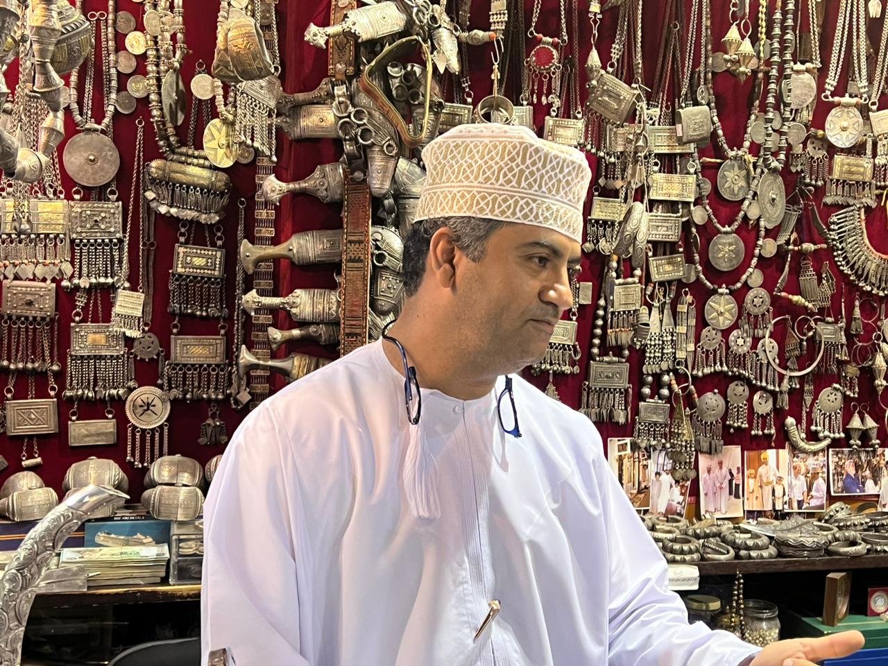 سوق مطرح بمسقط أقدم الأسواق لبيع التحف النادرة التي تتنقل حضارة الأجداد ( صور) سوق مطرح بمسقط أقدم الأسواق لبيع التحف النادرة التي تتنقل حضارة الأجداد ( صور)