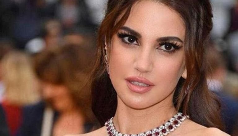 شاهد.. إطلالة مثيرة للفنانة درة بفستان مكشوف وتاتو شاهد.. إطلالة مثيرة للفنانة درة بفستان مكشوف وتاتو