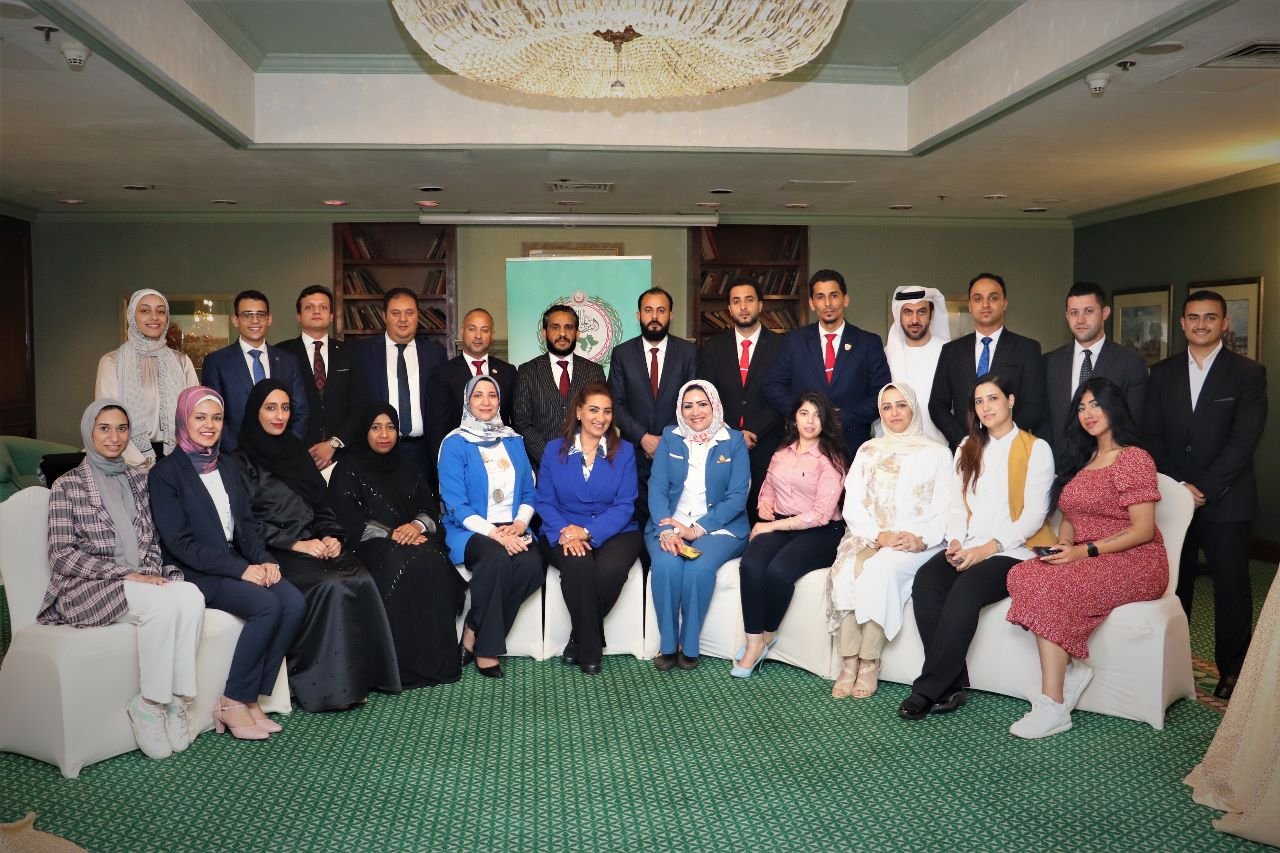 *"الإتيكيت البرلماني" في ختام برنامج البروتوكول ومهارات التعامل مع كبار الشخصيات *"الإتيكيت البرلماني" في ختام برنامج البروتوكول ومهارات التعامل مع كبار الشخصيات