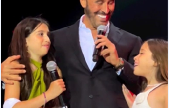 بالفيديو.. كاظم الساهر يغني مع حفيدتيه على مسرح حفله بالمغرب