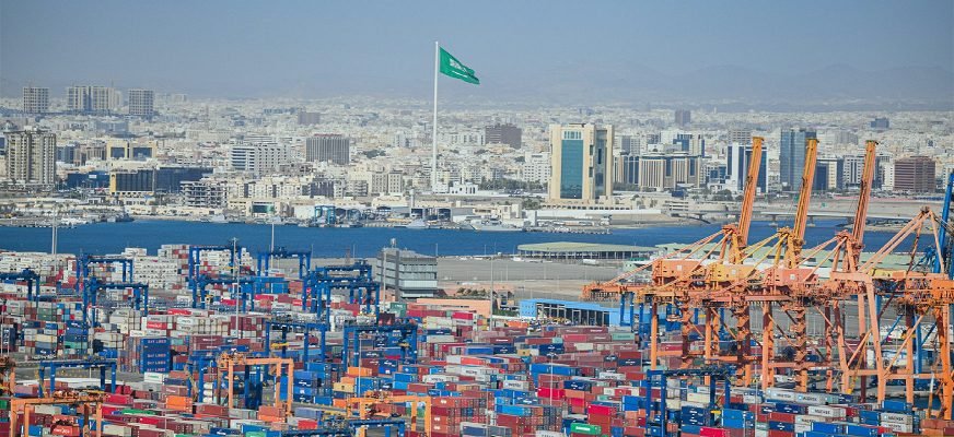 السعودية تقفز 8 مراتب دولية في التصنيف العالمي لكميات مناولة الحاويات السعودية تقفز 8 مراتب دولية في التصنيف العالمي لكميات مناولة الحاويات