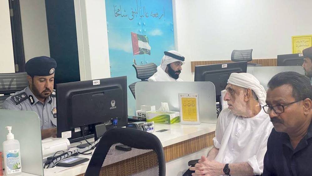 المهيري يلتقي جمهور متعاملي مديرية المرور بأبوظبي المهيري يلتقي جمهور متعاملي مديرية المرور بأبوظبي