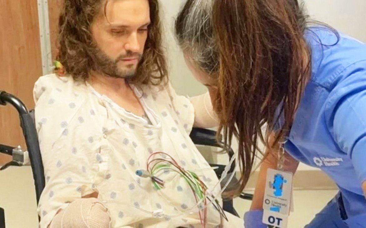 لحظه السيء.. شاب يفقد يديه وقدميه بسبب لدغة حشرة لحظه السيء.. شاب يفقد يديه وقدميه بسبب لدغة حشرة
