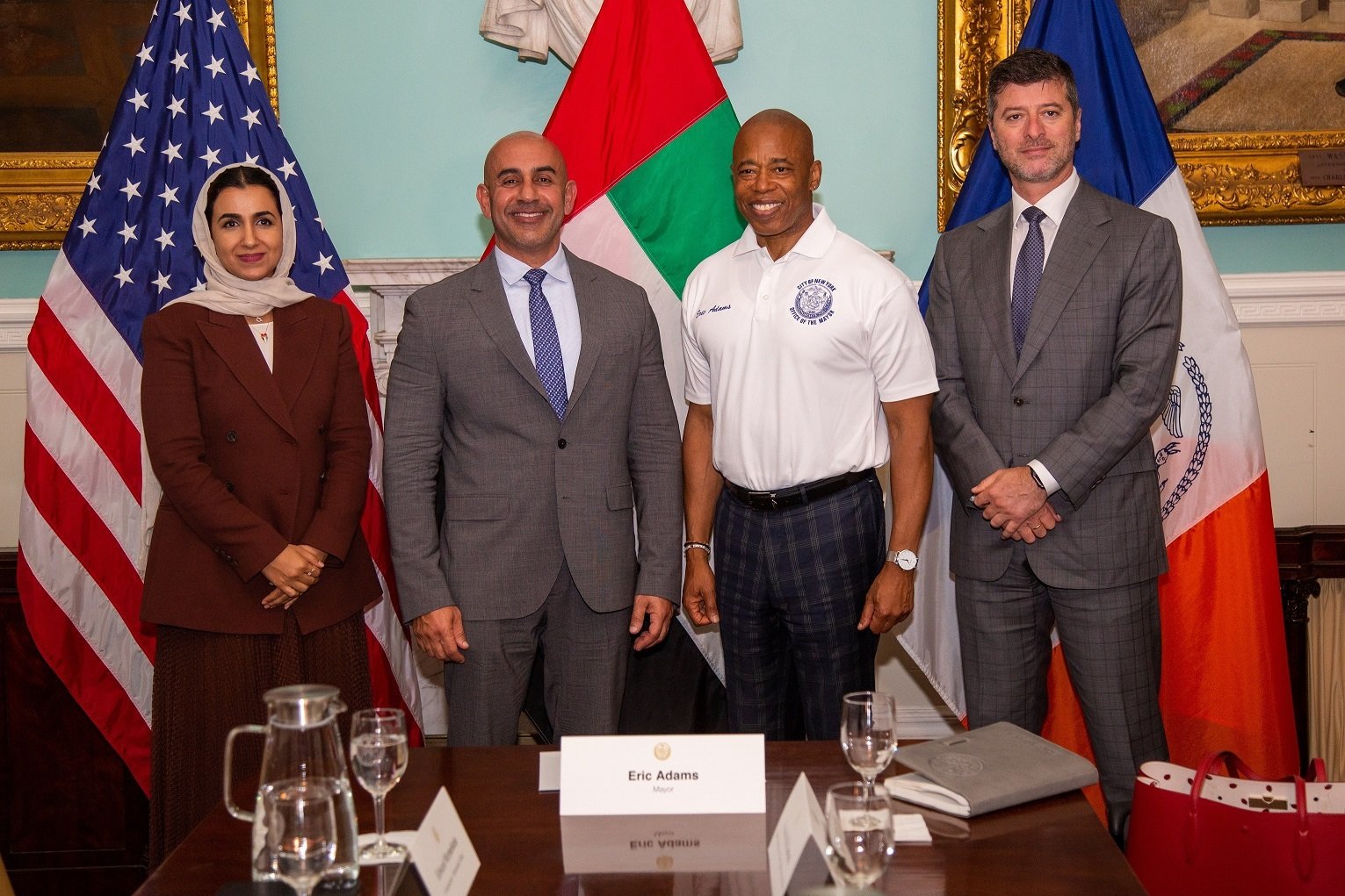 وفد إماراتي يبحث مع عمدة نيويورك سبل التعاون وتبادل الخبرات بين البلدين وفد إماراتي يبحث مع عمدة نيويورك سبل التعاون وتبادل الخبرات بين البلدين