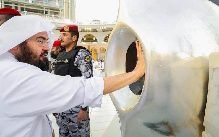 "شؤون الحرمين" تُطَيِّبُ الحجرَ الأسودَ والملتزمَ والركنَ اليماني "شؤون الحرمين" تُطَيِّبُ الحجرَ الأسودَ والملتزمَ والركنَ اليماني