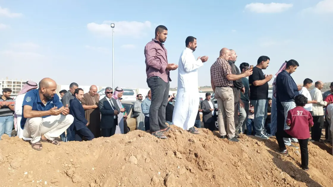 لفتة إنسانية لاقت استحسان الكثير.. أردنيون يشيعون جثمان مصري عاش بينهم وحيداً 40 عاماً لفتة إنسانية لاقت استحسان الكثير.. أردنيون يشيعون جثمان مصري عاش بينهم وحيداً 40 عاماً