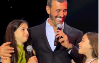 بالفيديو.. كاظم الساهر يغني مع حفيدتيه على المسرح