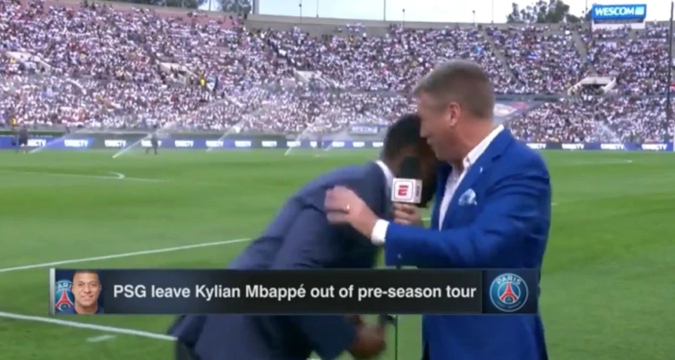 سقوط مذيع مباراة ريال مدريد وميلان مغشيا عليه على الهواء سقوط مذيع مباراة ريال مدريد وميلان مغشيا عليه على الهواء