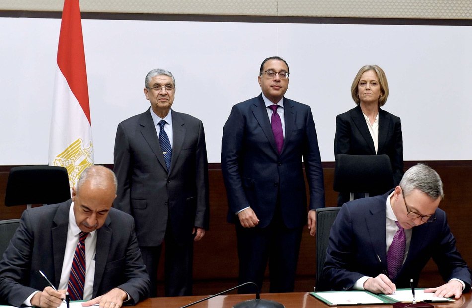 الحكومة المصرية تخصص قطعة أرض بمحافظة سوهاج لـ«سكاتك النرويجية» لإقامة محطة طاقة رياح باستثمارات 5 مليارات دولار الحكومة المصرية تخصص قطعة أرض بمحافظة سوهاج لـ«سكاتك النرويجية» لإقامة محطة طاقة رياح باستثمارات 5 مليارات دولار