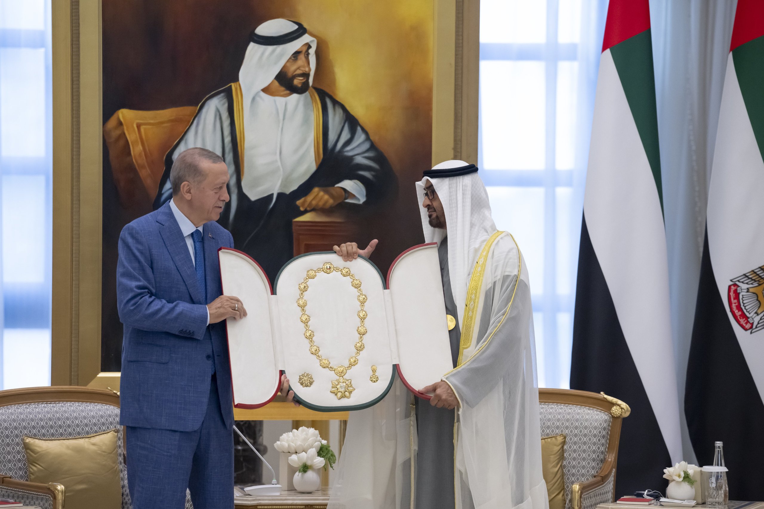 الرئيس الإماراتي يمنح أردوغان "وسام زايد" الرئيس الإماراتي يمنح أردوغان "وسام زايد"