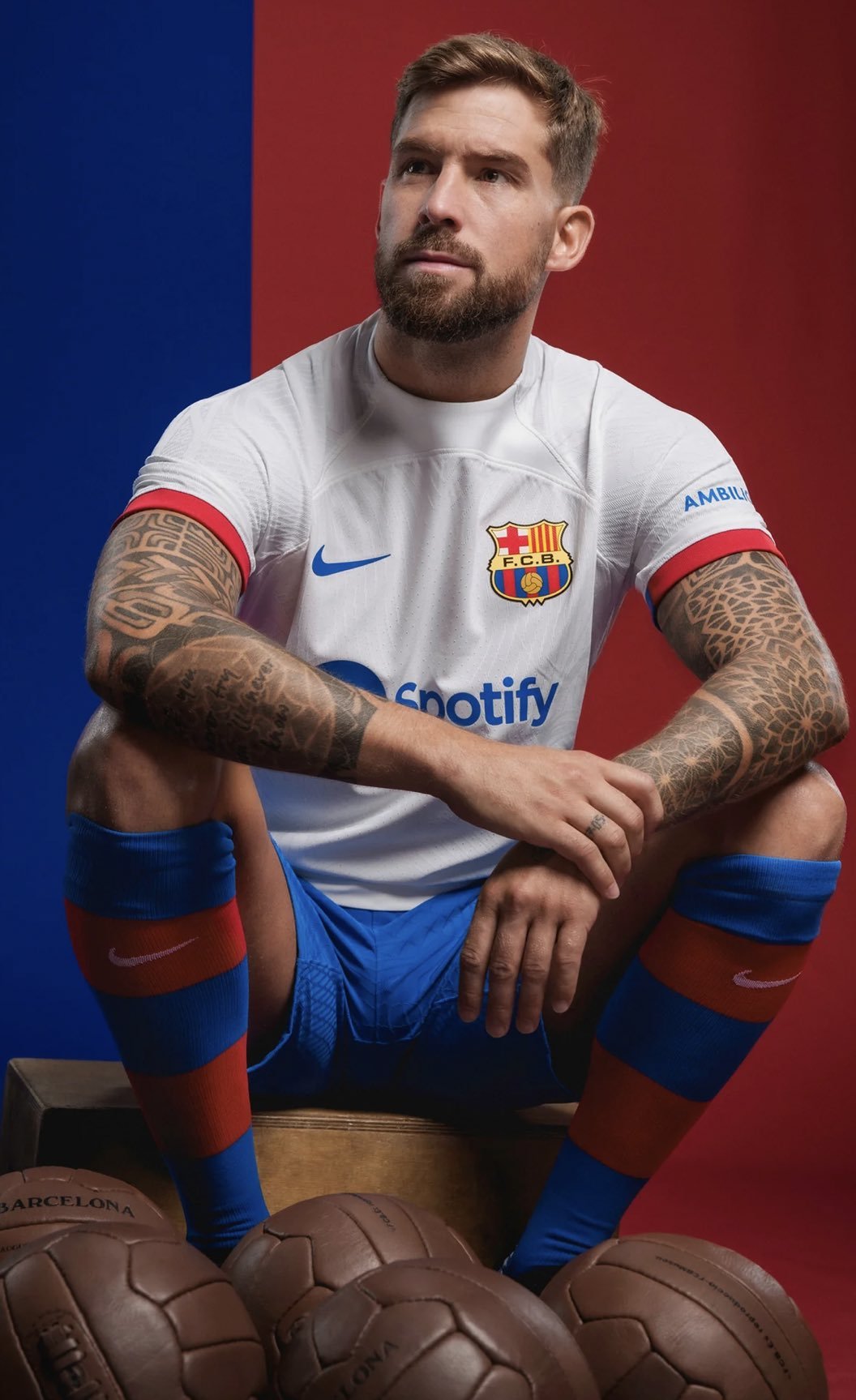 برشلونة الاسبانى يعلن عن قميصه الثانى الذى سيخوض به منافسات الموسم الجديد 2023-2024. برشلونة الاسبانى يعلن عن قميصه الثانى الذى سيخوض به منافسات الموسم الجديد 2023-2024.