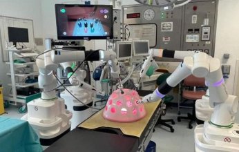 لأول مرة.. طبيب أردني يجري 9 جراحات معقدة في بريطانيا باستخدام الروبوت