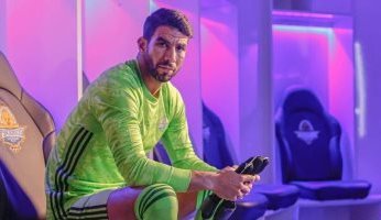 بيراميدز يفاوض الحارس شريف إكرامى لتجديد عقده موسمين