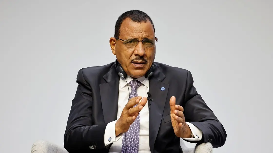 جنود يحتجزون رئيس النيجر داخل القصر الرئاسي.. فما التفاصيل؟ جنود يحتجزون رئيس النيجر داخل القصر الرئاسي.. فما التفاصيل؟