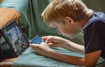 عواقب غير متوقعة لاستخدام الأجهزة الإلكترونية.. طبيبة تكشف التفاصيل