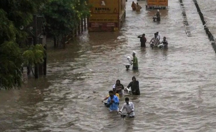 مصرع 15 شخصا وإصابة آخرين بسبب الأمطار الغزيرة بالهند مصرع 15 شخصا وإصابة آخرين بسبب الأمطار الغزيرة بالهند