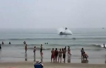 شاهد بالفيديو.. لحظة تحطم طائرة فوق شاطئ مزدحم في إحدى الولايات الأمريكية