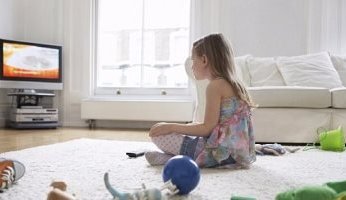 هل يرتبط مقدار وقت مشاهدة التلفزيون للأطفال بارتفاع ضغط الدم عند البلوغ؟.. دراسة تجيب