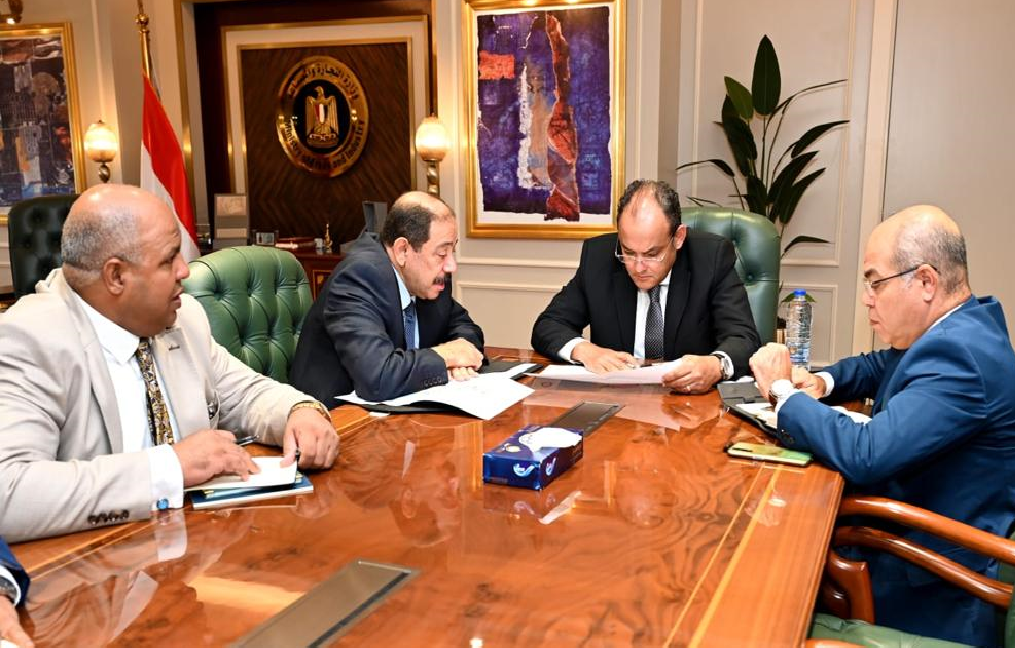 وزير التجارة والصناعة المصري يستعرض تطورات مشروع تنمية منطقة المثلث الذهبي بالصحراء الشرقية وزير التجارة والصناعة المصري يستعرض تطورات مشروع تنمية منطقة المثلث الذهبي بالصحراء الشرقية