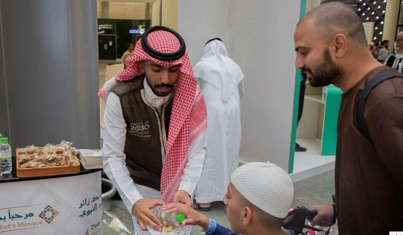 رئاسة المسجد النبوي تستقبل الحجاج بالهدايا وماء زمزم رئاسة المسجد النبوي تستقبل الحجاج بالهدايا وماء زمزم