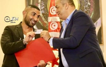 «المهن الموسيقية التونسية» تكرم أحمد سعد وتهديه بطاقة شرفية