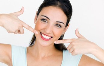 كيف تحصلين على أسنان بيضاء مثل نجمات السينما؟