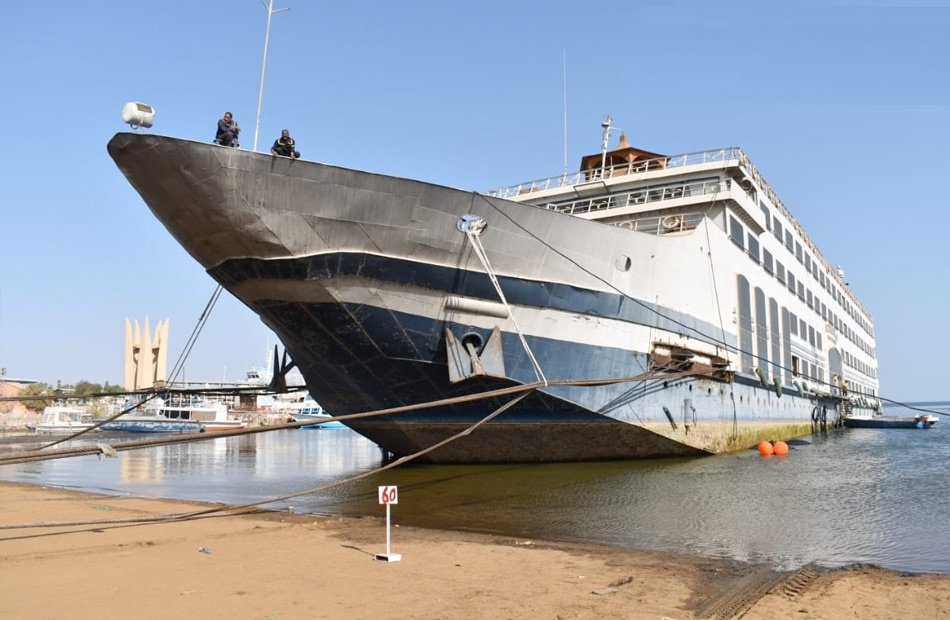 مصر.. نجاح عملية رفع فندق عائم عملاق ببحيرة ناصر مصر.. نجاح عملية رفع فندق عائم عملاق ببحيرة ناصر