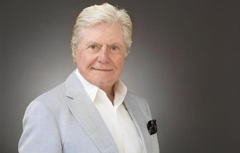 حسين فهمي يشارك جمهوره بصورة جديدة له من الساحل الشمالي