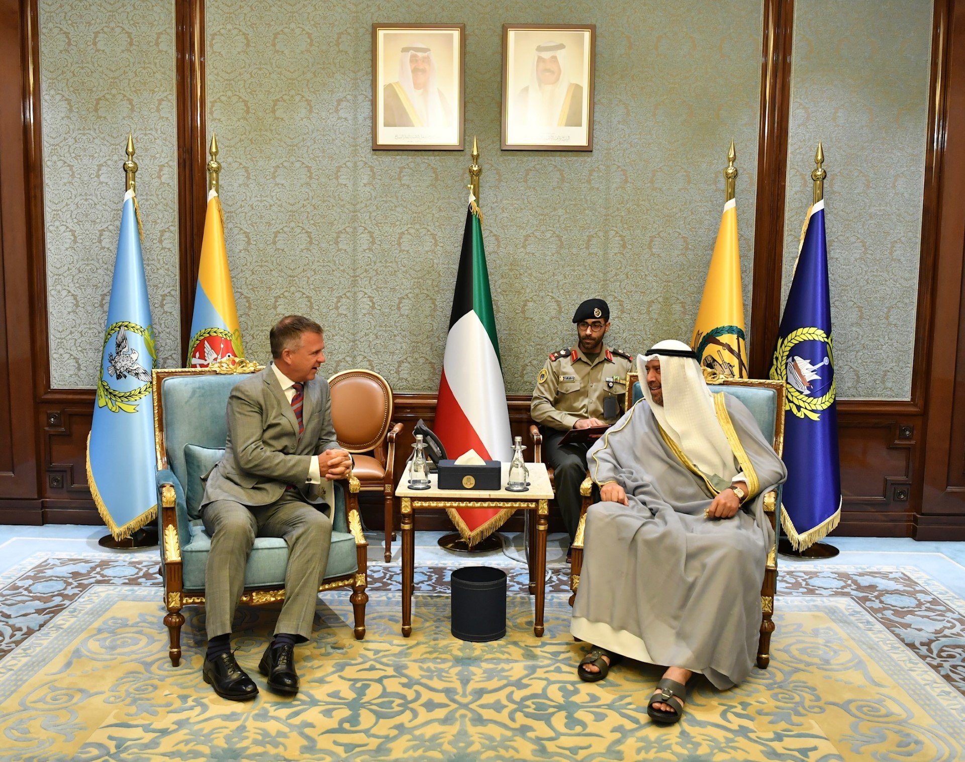 وزير الدفاع الكويتي يبحث مع مسؤول بريطاني سبل تعزيز التعاون والعمل المشترك بين البلدين وزير الدفاع الكويتي يبحث مع مسؤول بريطاني سبل تعزيز التعاون والعمل المشترك بين البلدين