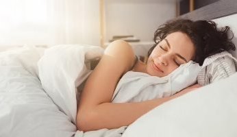 هل يؤثر تناول الوجبات السريعة على جودة النوم.. وكيف؟