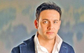 الموت يُفجِع الفنان المصري مصطفى قمر في أمه الثانية