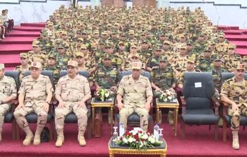 وزير الدفاع والإنتاج الحربي بمصر يلتقي عددا من مقاتلي القوات الخاصة