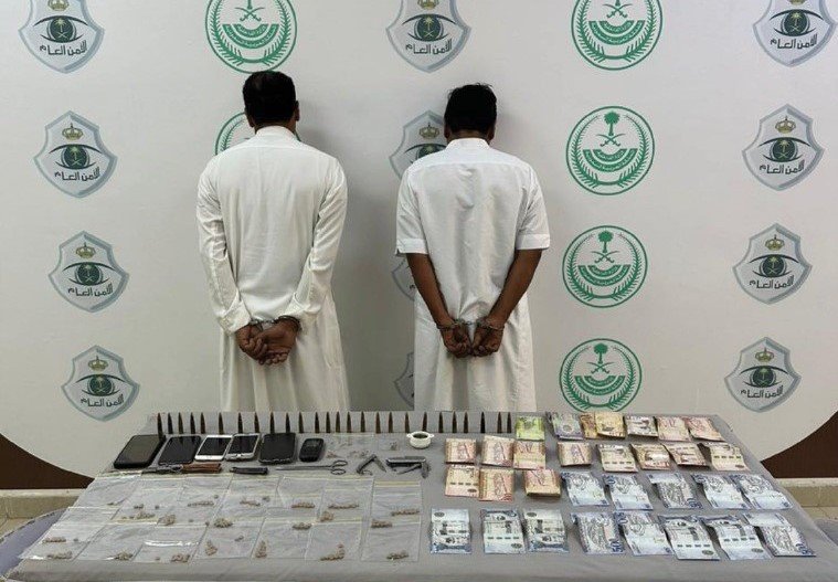 القبض على شخصين لترويجهما مادتي الحشيش والإمفيتامين المخدرتين بمحافظة القريات القبض على شخصين لترويجهما مادتي الحشيش والإمفيتامين المخدرتين بمحافظة القريات