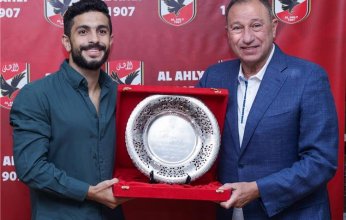 الخطيب يكرم أيمن أشرف ويهديه درعًا خاصًا بعد نهاية مشواره مع الأهلي