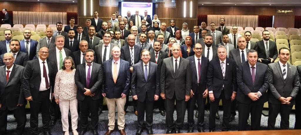 الملا يؤكد أهمية مشروعات التطوير والتحول الرقمى التى يتم تنفيذها فى قطاع البترول الملا يؤكد أهمية مشروعات التطوير والتحول الرقمى التى يتم تنفيذها فى قطاع البترول