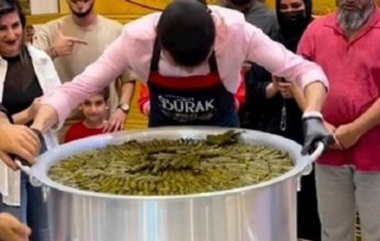 شاهد بالفيديو.. الشيف بوراك التركي يفشل في قلب قدر الطبخ