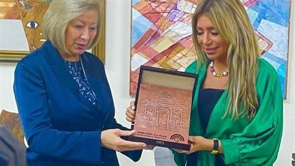 وزيرة الثقافة الأردنية تكرم الإعلامية شافكي المنيري وزيرة الثقافة الأردنية تكرم الإعلامية شافكي المنيري