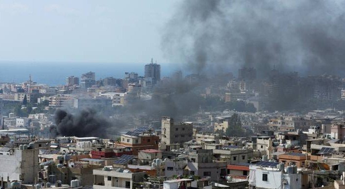 قتلى وجرحى في اشتباكات بمخيم عين الحلوة جنوبي لبنان قتلى وجرحى في اشتباكات بمخيم عين الحلوة جنوبي لبنان