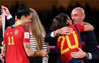 بسبب واقعة القبلة.. والدة رئيس الاتحاد الإسباني تضرب عن الطعام