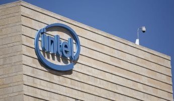 «إنتل» تستعين بالذكاء الاصطناعي لزيادة عمر بطارية اللاب توب