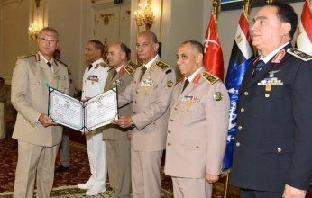 وزير الدفاع المصري يكرم قادة القوات المسلحة المحالين للتقاعد