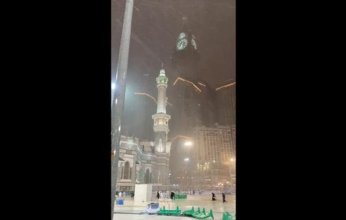 شاهد بالفيديو.. لحظة هطول أمطار غزيرة على الحرم المكي