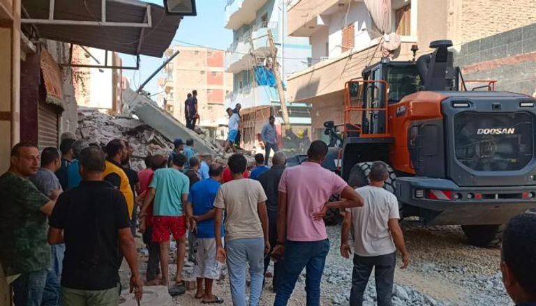 تفاصيل حادث انهيار منزل مأهول بالسكان في مصر بعد وفاة شخص وإصابة آخرين تفاصيل حادث انهيار منزل مأهول بالسكان في مصر بعد وفاة شخص وإصابة آخرين