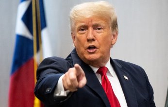 شاهد.. نجل ترامب يعرض صورة والده للبيع