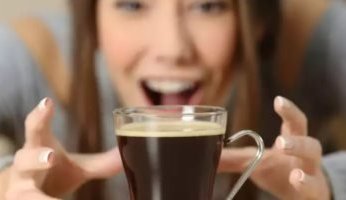 الاستهلاك المفرط للقهوة يزيد من خطر الإصابة بالمياه الزرقاء.. إعرف الأسباب