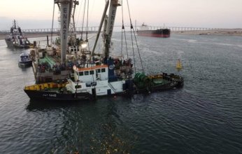 مصر.. نجاح انتشال القاطرة الغارقة في قناة السويس