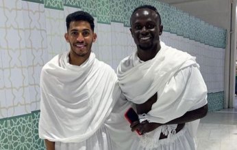 ساديو ماني يؤدي مناسك العمرة عقب مباراة النصر مع الزمالك